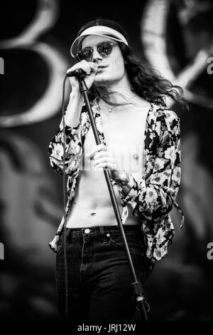 Børns effectuer à un festival de musique en Colombie-Britannique Canada en noir et blanc. Banque D'Images