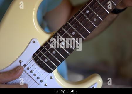 le guitariste joue sa guitare Banque D'Images