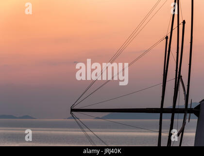 Coucher de soleil sur l'île de Sikinos pris d''Oia avec la voile d'un moulin, Santorini, Grèce Banque D'Images