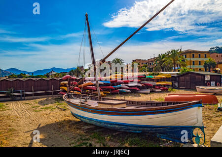 Italie Ligurie 'Baia delle favole ' Gozzo bateau sur la plage Banque D'Images