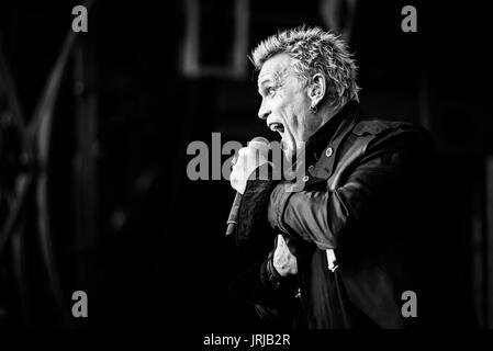 Johnny Hallyday l'exécution à un festival de musique en Colombie-Britannique Canada en noir et blanc. Banque D'Images