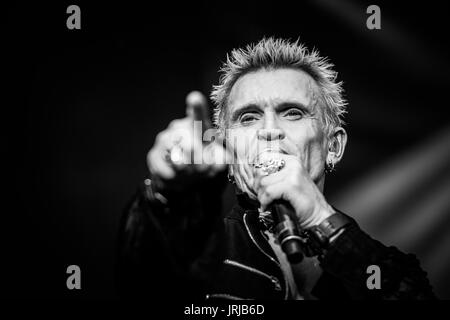 Johnny Hallyday l'exécution à un festival de musique en Colombie-Britannique Canada en noir et blanc. Banque D'Images