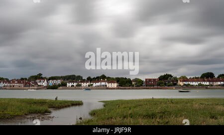 Une longue exposition de droit de la ville de Bosham dans le West Sussex, Angleterre Banque D'Images