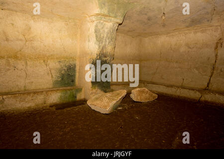 L'Armeni de nekropolis était un cimetière Minoen tardif dans un chêne forêt dans les montagnes de la Crète avec plus de 230 tombes de chambre creusée dans le calcaire. Banque D'Images