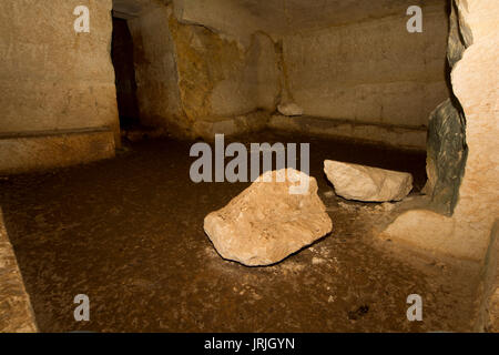 L'Armeni de nekropolis était un cimetière Minoen tardif dans un chêne forêt dans les montagnes de la Crète avec plus de 230 tombes de chambre creusée dans le calcaire. Banque D'Images