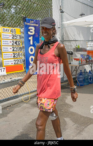 Ultra Marathon walker, détenteur du record Guiness Book des Records & Yolanda athlète titulaire participant à la journée annuelle de 51 milles en course 3100 Queens, à New York. Banque D'Images