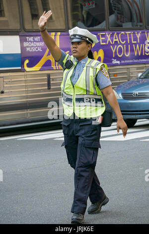 Une nouvelle policière de la ville de New York de diriger la circulation sur l'avenue du Parc et la 34e rue à Manhattan, New York City. Banque D'Images