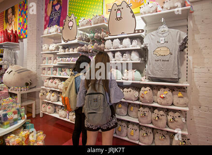 Les acheteurs japonais parcourt le chat Pusheen jouets et articles pour la vente à c'sugar à Broadway dans Lower Manhattan, New York City. Banque D'Images