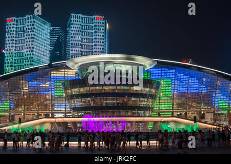 Hangzhou China, lumières de la nuit et de l'architecture moderne du célèbre Grand Théâtre est unique et éclairée avec mémorisation de dessins et spectacle des Fontaines Musicales Banque D'Images