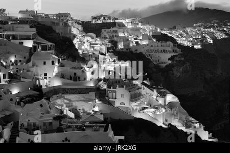 Image en noir et blanc prises au lever du soleil dans la ville de Oia à Santorin, Grèce Banque D'Images