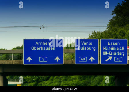 Panneau routier, les signe sur l'autoroute A 3, Venlo, Duisburg, Essen, Muelheim an der Ruhr, Oberhausen, Arnhem et croisement Ka Banque D'Images