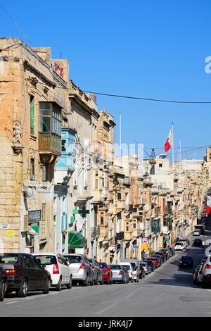 Afficher le long de la Triq il-Vitorja shopping street, Sliema, Malte, l'Europe. Banque D'Images