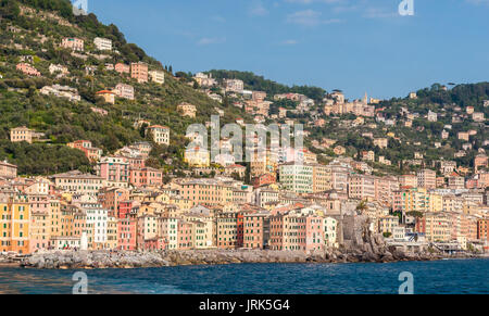 La ville de Camogli, près de Gênes, vu de la mer Banque D'Images