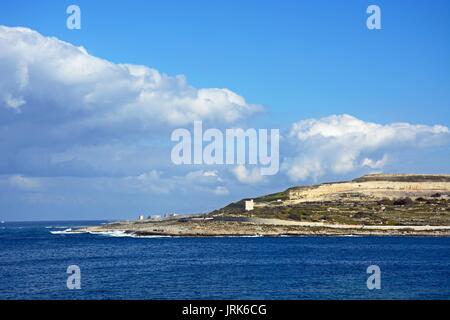 Vue de la côte à l'Est à travers la baie de Salina, Bugibba, Malte, l'Europe. Banque D'Images