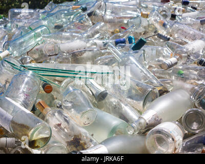 Des piles de verre prêt à des fins de recyclage dans une usine de soufflage de verre traditionnelle Banque D'Images