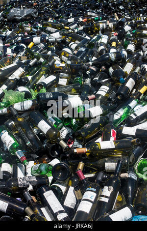 Des piles de verre prêt à des fins de recyclage dans une usine de soufflage de verre traditionnelle Banque D'Images