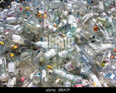 Des piles de verre prêt à des fins de recyclage dans une usine de soufflage de verre traditionnelle Banque D'Images