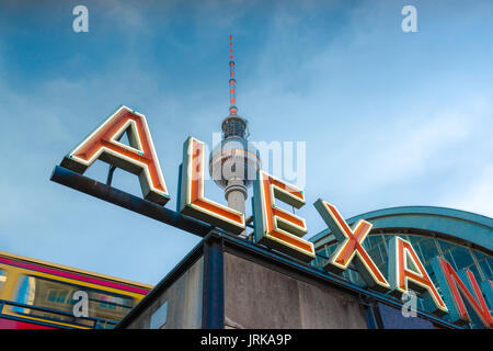 Berlin Alexanderplatz, vue sur le célèbre panneau au néon rouge à la gare Alexanderplatz dans le centre de Berlin, Allemagne. Banque D'Images