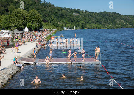 Après une interdiction de baignade dans la rivière Ruhr, sur le lac Baldeneysee, à Essen, en Allemagne, après 46 ans d'interdiction de baignade, vous pourrez vous baigner à nouveau, officiellement, en Banque D'Images