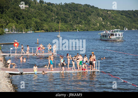 Après une interdiction de baignade dans la rivière Ruhr, sur le lac Baldeneysee, à Essen, en Allemagne, après 46 ans d'interdiction de baignade, vous pourrez vous baigner à nouveau, officiellement, en Banque D'Images