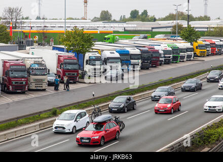 L'autoroute, l'autoroute station-service, BAB- 88 rue du réservoir et Bottrop Süd, sur l'autoroute A2, près de Bottrop, Allemagne, camion complet, parking gratuit Banque D'Images