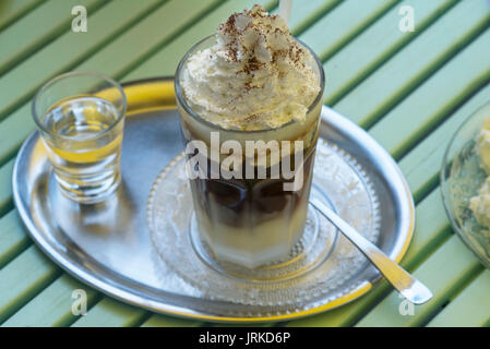 Café glacé avec de la crème sur un plateau d'argent Banque D'Images