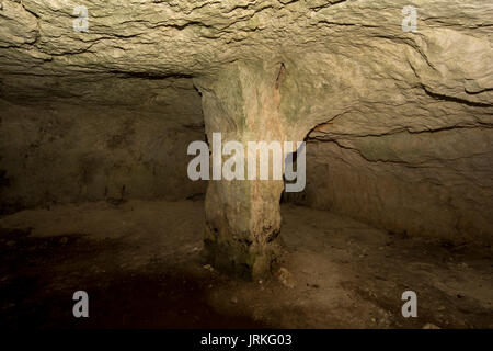 L'Armeni de nekropolis était un cimetière Minoen tardif dans un chêne forêt dans les montagnes de la Crète avec plus de 230 tombes de chambre creusée dans le calcaire. Banque D'Images