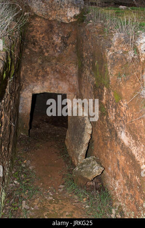 L'Armeni de nekropolis était un cimetière Minoen tardif dans un chêne forêt dans les montagnes de la Crète avec plus de 230 tombes de chambre creusée dans le calcaire. Banque D'Images