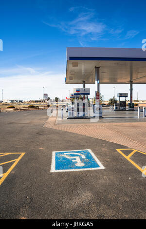 Place de stationnement handicapés à station essence Chevron à Williams, Arizona, par l'aéroport Valle Banque D'Images