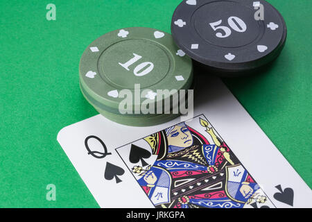 L'anglais, pont de poker cartes Dame de Pique, à côté des onglets 10 et 50 sur fond vert Banque D'Images