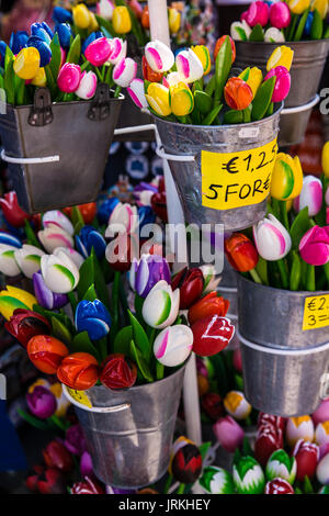 Tulipes en bois coloré dans le marché Albert Cuyp, Amsterdam, Pays-Bas, Europe Banque D'Images