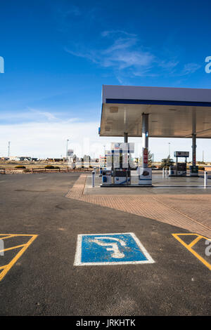 Place de stationnement handicapés à station essence Chevron à Williams, Arizona, par l'aéroport Valle Banque D'Images