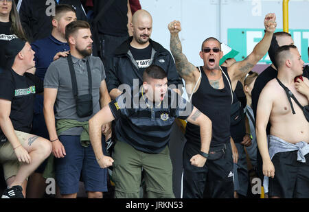 Hannover 96 ultras montrent leur soutien dans les peuplements au cours du match amical de pré-saison à Turf Moor, Burnley. Banque D'Images