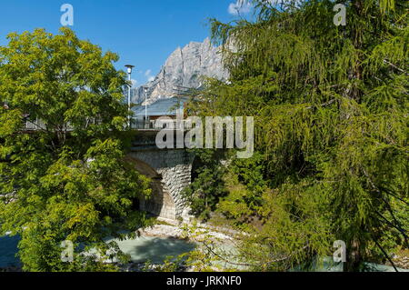 Corso Italia, l'automne beau pont de pierre à Cortina D'Ampezzo près de dolomites, dolomite, Alpes, Vénétie, Italie, Europe Banque D'Images