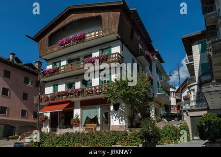 Autumnal Corso Italia, la rue principale dans le centre-ville, à Cortina d'Ampezzo, Dolomites, Alpes, Vénétie, Italie, Europe Banque D'Images