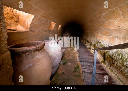 Bols d'argile pour préserver les aliments dans la cave. Château De La Mota, Alcala la real, Jaen, Espagne Banque D'Images