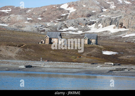 Cabanes de bois de l'ancienne ville minière, l'établissement scientifique maintenant, Ny Alesund, Kongsfjord. Prise en Juin, Spitsbergen, Svalbard, Norvège Banque D'Images