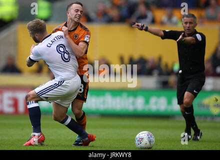 Wolverhampton Wanderers' Ruben Neves (droite) et du Middlesbrough Adam Clayton bataille pour le ballon pendant le match de championnat Sky Bet à Molineux, Wolverhampton. ASSOCIATION DE PRESSE Photo. Photo date : Samedi 5 août 2017. Voir l'ACTIVITÉ DE SOCCER histoire de loups. Crédit photo doit se lire : Nick Potts/PA Wire. RESTRICTIONS : EDITORIAL N'utilisez que pas d'utilisation non autorisée avec l'audio, vidéo, données, listes de luminaire, club ou la Ligue de logos ou services 'live'. En ligne De-match utilisation limitée à 75 images, aucune émulation. Aucune utilisation de pari, de jeux ou d'un club ou la ligue/dvd publications. Banque D'Images