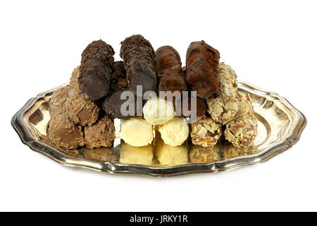 Plaque d'argent avec des truffes au chocolat belge isolé sur fond blanc Banque D'Images