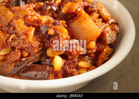 Caponata, un ragoût d'aubergine, tomate, les raisins secs et les pignons de pin, de la Sicile, Italie Banque D'Images