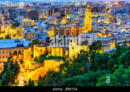 Cathédrale et château de cityspace dans la nuit, Malaga, Andalousie, Costa del Sol, Espagne Banque D'Images