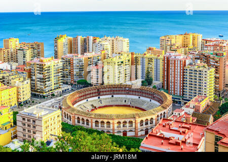 Sommaire des arènes de Malaga, Espagne avec la plaza de toros (Arènes) de l'avant-plan, Malaga, Andalousie, Costa del Sol, Espagne, Europe Banque D'Images