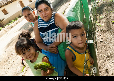 Family group standing by fence posent pour appareil photo en Teupasenti, Honduras Banque D'Images