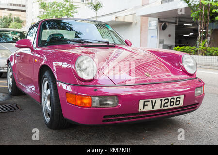 Hong Kong - Juillet 10, 2017 Porsche 964 Carrera Rose : 2 Cabriolet, voiture de sport allemande se dresse sur street Banque D'Images