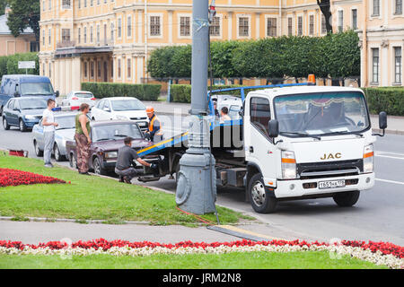 Saint-pétersbourg, Russie - le 28 juillet 2017 : évacuation de voiture, chauffeur et les travailleurs sont près de chariot de service Banque D'Images