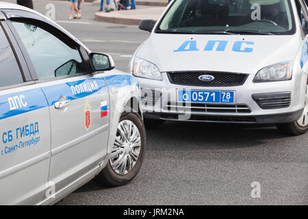 Saint-pétersbourg, Russie - Juillet 28, 2017 : Fédération de voitures de police de la circulation sur la voirie urbaine comme un obstacle routier Banque D'Images