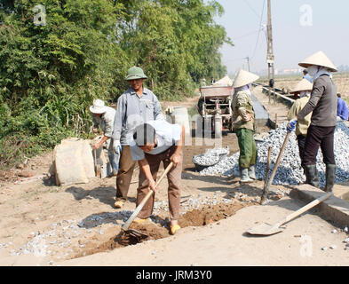 HAI Duong, Vietnam, août, 23 : les travailleurs de la réparation des routes en béton en milieu rural au Vietnam le 23 août, 2014 à Hai Duong, Vietnam. Banque D'Images