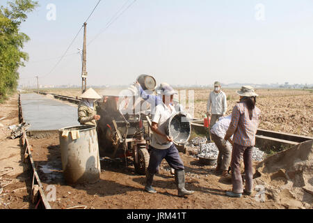 HAI Duong, Vietnam, août, 23 : les travailleurs de la réparation des routes en béton en milieu rural au Vietnam le 23 août, 2014 à Hai Duong, Vietnam. Banque D'Images