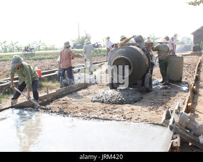 HAI Duong, Vietnam, août, 23 : les travailleurs de la réparation des routes en béton en milieu rural au Vietnam le 23 août, 2014 à Hai Duong, Vietnam. Banque D'Images