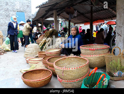 HAI Duong, Vietnam, avril, 10 : La vente de panier de bambou au marché le 10 avril, dans la région de Hai Duong, Vietnam. Banque D'Images